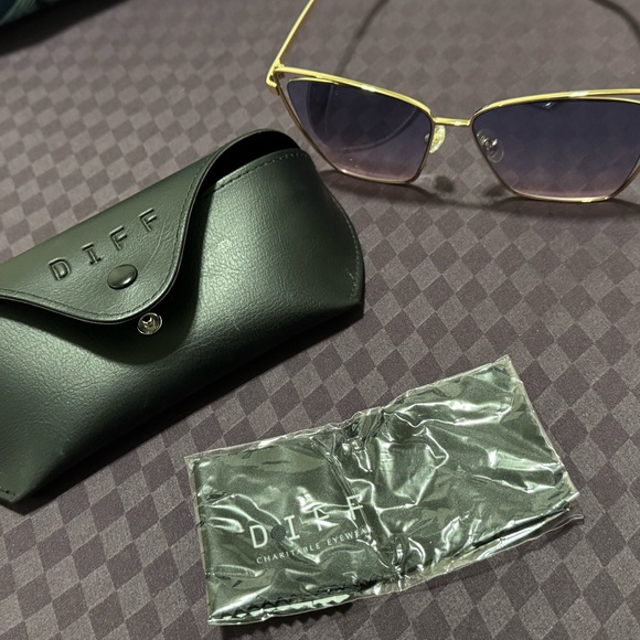 Gold oversized cat-eye sunglasses with metallic frame and gradient lenses main image 5